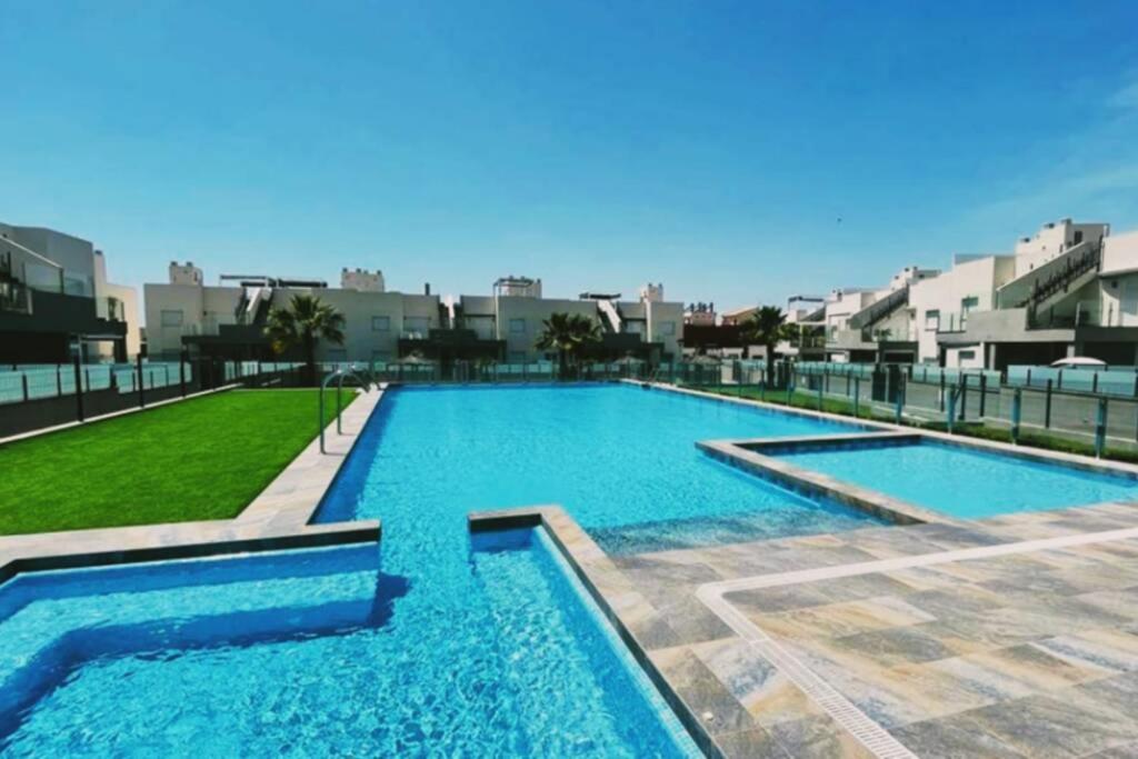 Black Sun. Modern Penthouse In تورّيفيِخا المظهر الخارجي الصورة