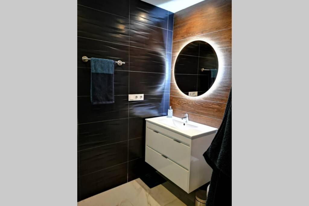 Black Sun. Modern Penthouse In تورّيفيِخا المظهر الخارجي الصورة