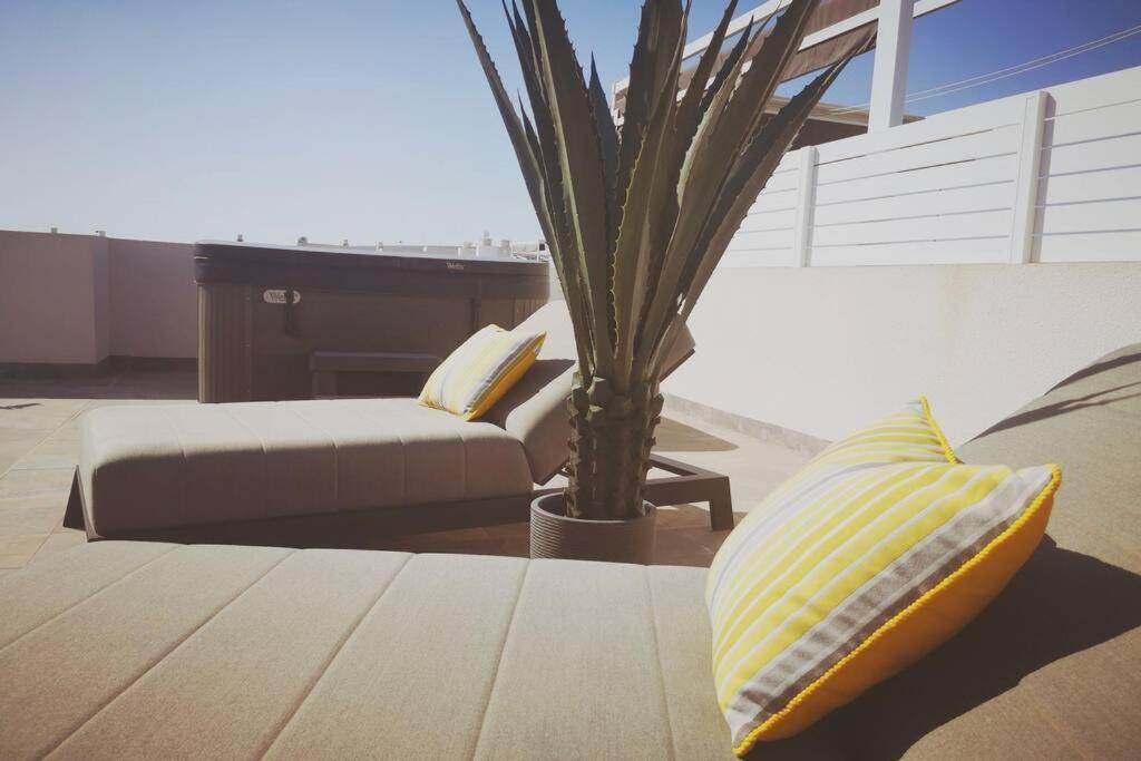 Black Sun. Modern Penthouse In تورّيفيِخا المظهر الخارجي الصورة