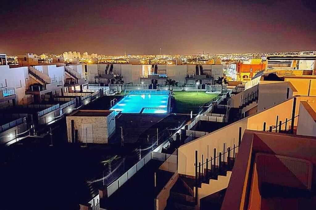 Black Sun. Modern Penthouse In تورّيفيِخا المظهر الخارجي الصورة